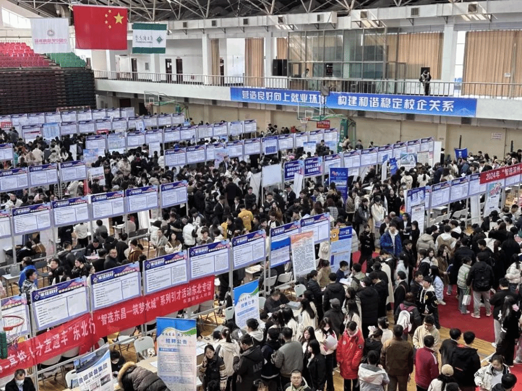 信息电子技术学院积极组织毕业生参加佳木斯大学2024届春季综合双选会，助力学子对接江苏信息技术咨询服务产业